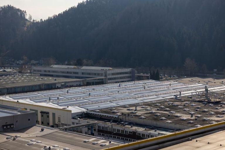 V proizvodnem obratu v Velenju so na obstoječih strešnih površinah namestili dodatnih 4,4 MW sončnih fotovoltaičnih sistemov.