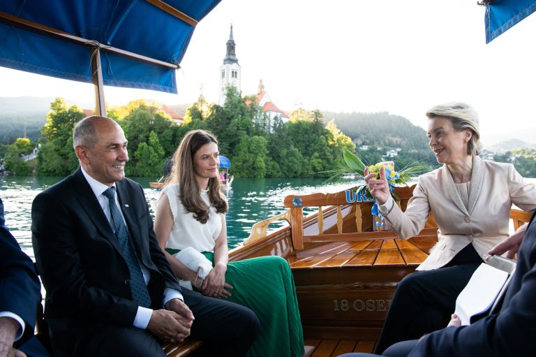 urska in ursula-vlada.jpg