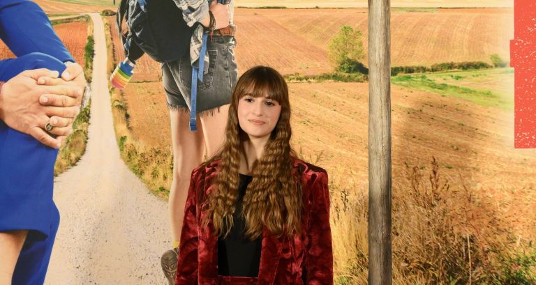 18-letna Letizia Arnò igra hčerko, ki se na skrivaj odpravi na camino.