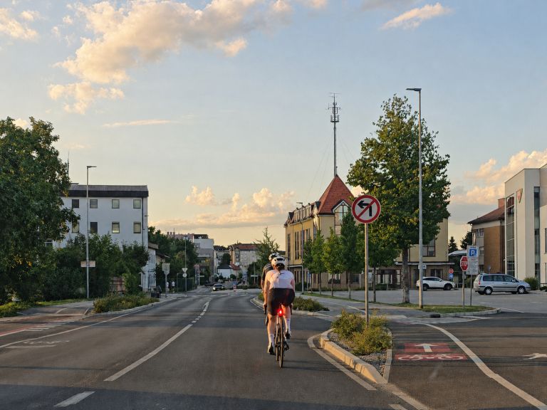 simbolična, cestni-kolesarji, s-kolesom-po-cesti, promet, cestno-kolesarstvo