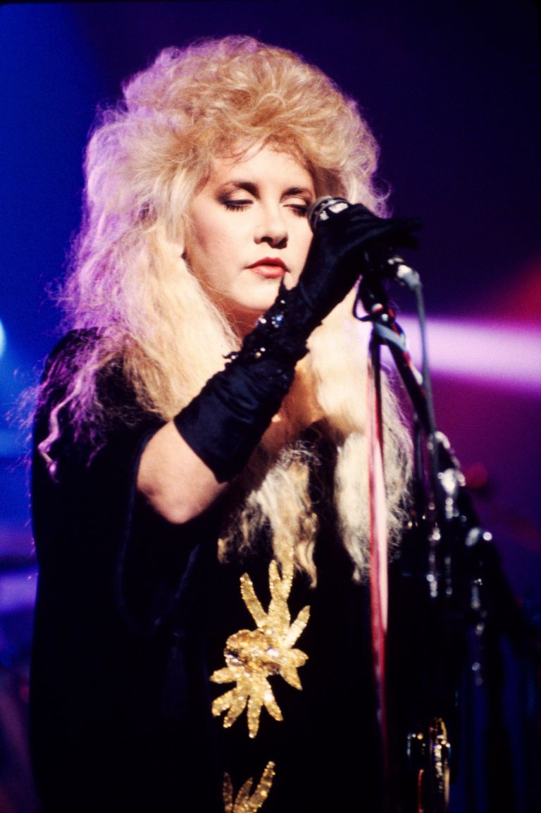 Stevie Nicks na odru sredi osemdesetih let, v vrhuncu kariere in obenem v najtežjem obdobju svojega življenja.