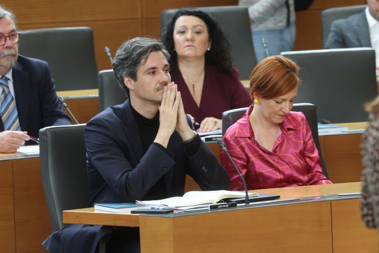 levica mesec vrecko Primoz Lavre.jpg