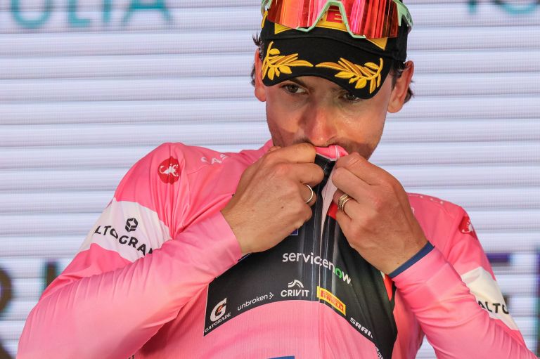 giulio ciccone maglia rosa.jpg