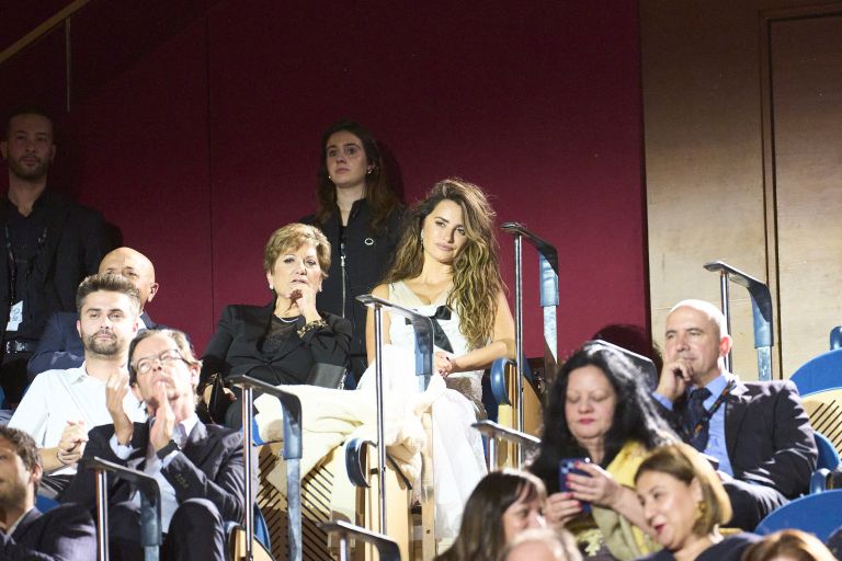 javier bardem 4 - v krogec penelope in njeno mamo.jpg