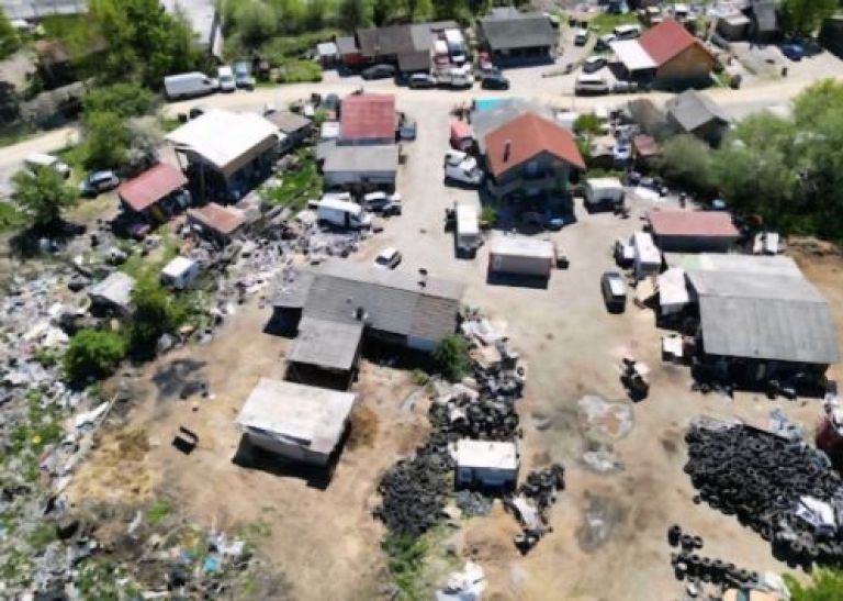 naselje smrekec, odpadki.jpg