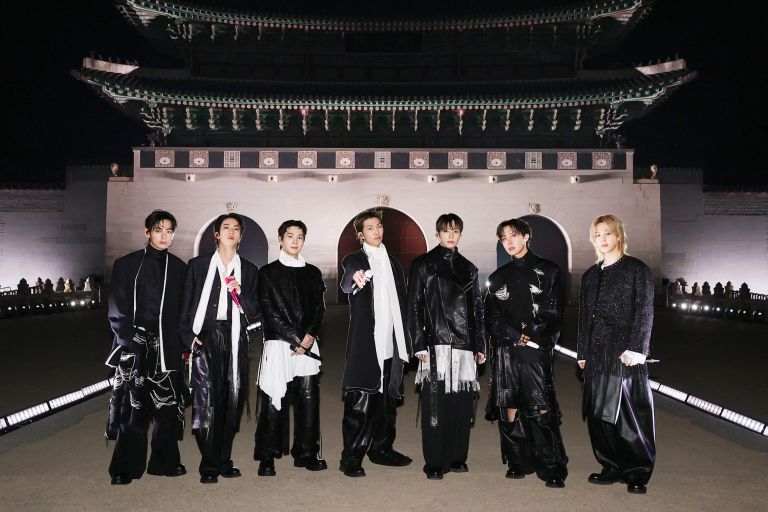 Vseh sedem fantov (od leve proti desni: V, Jin, Suga, RM, Jung Kook, J-Hope in Jimin) zbranih pred ikonično kuliso na seulskem trgu Gwanghwamun marca 2026.