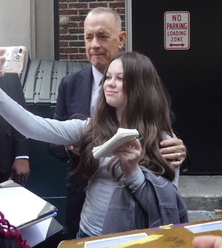 Tom Hanks sredi Manhattna ni skrival dobre volje. Ko je opazil navdušene obraze, se je takoj ustavil in z značilnim humorjem nagovoril mimoidoče.