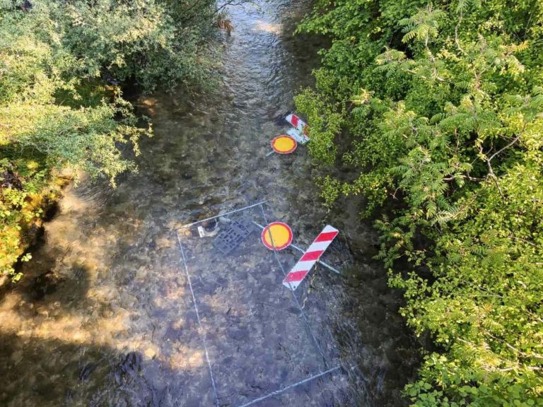potok belica, bohinjska bistrica, prometni znak.jpg