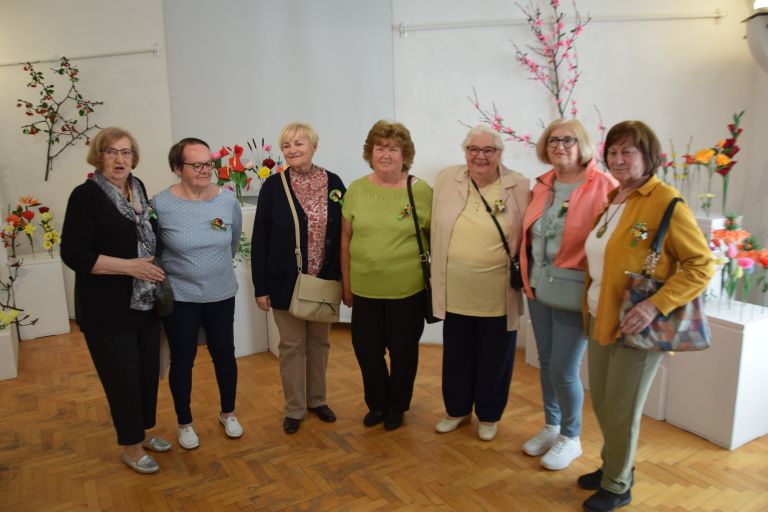 skupina-rozice, papirnate-roze, pomurski-muzej, cvetoca-tradicija