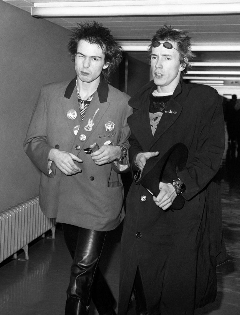 Nacionalna grožnja v gibanju: Sid Vicious in Johnny Rotten na londonskem letališču Heathrow, v večne