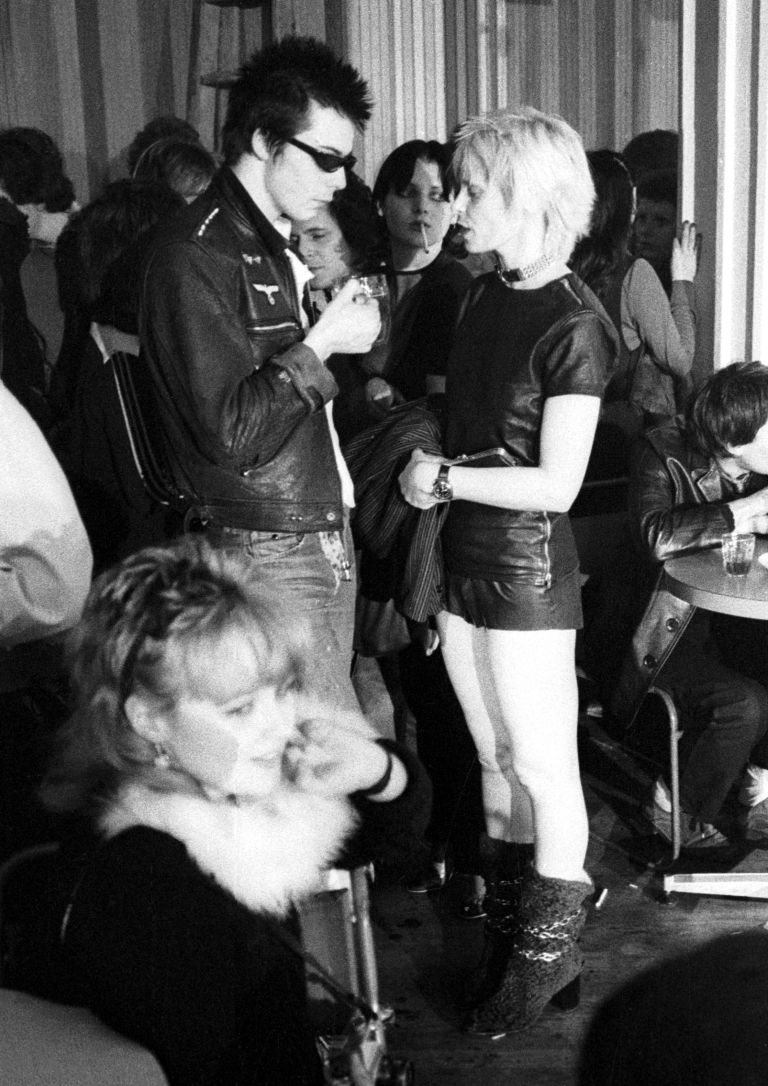 Sid Vicious v družbi modne oblikovalke Vivienne Westwood. Njegova divja drža je bila idealen obraz z
