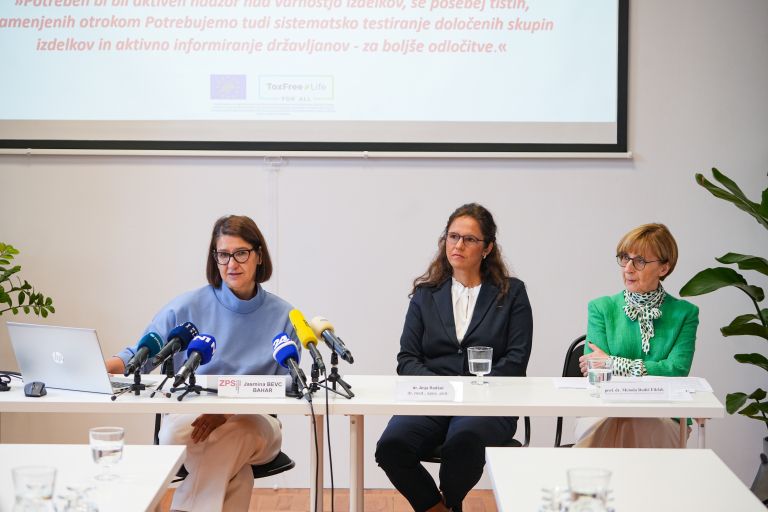 azbest, igrače, Jasmina Bevc Bahar, Anja Radšel, Metoda Dodič Fikfak.jpg