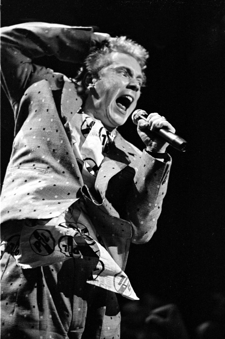 Nekdanji frontman Johnny Rotten med televizijskim nastopom v Los Angelesu leta 1984. Kljub hitremu r