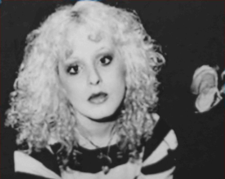 Dvajsetletna Američanka Nancy Spungen je v Sidu našla sorodno dušo za samouničenje. Njuno razmerje s