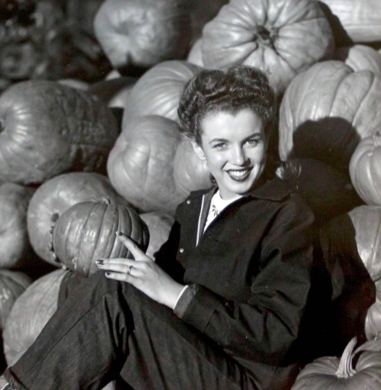 Krhka Norma Jeane, ki je materino odsotnost občutila kot hudo pomanjkanje ljubezni."