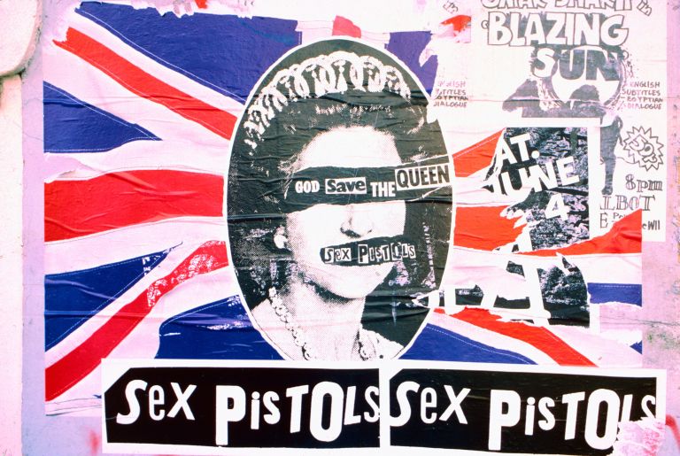 Plakat za kontroverzni singel God Save the Queen, ki je britansko monarhijo označil za fašistični re
