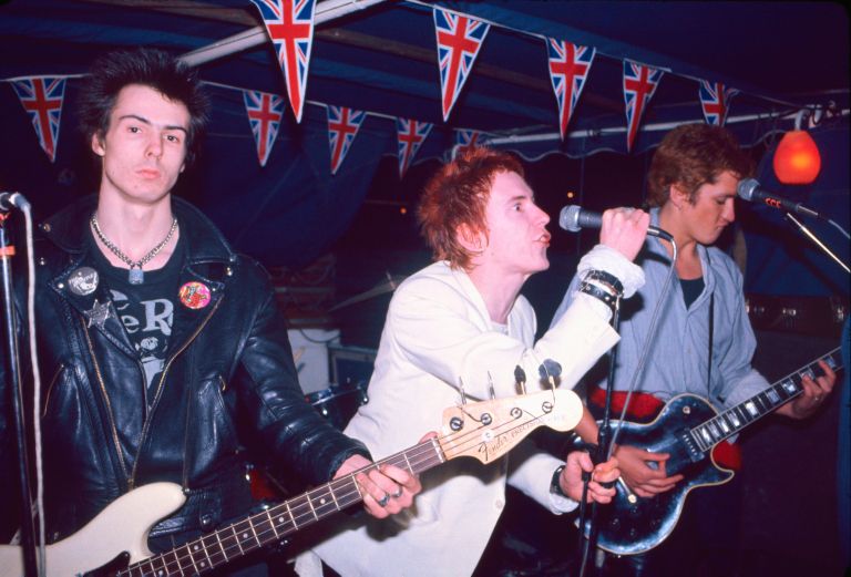 Zloglasna provokacija: Sid Vicious, John Lydon in Paul Cook med nastopom na ladji na Temzi junija 19