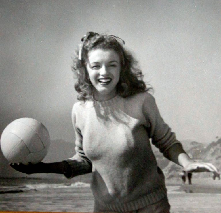 Že pri rosnih letih se je Norma Jeane naučila krute lekcije, da je njena varnost vedno odvisna od mo