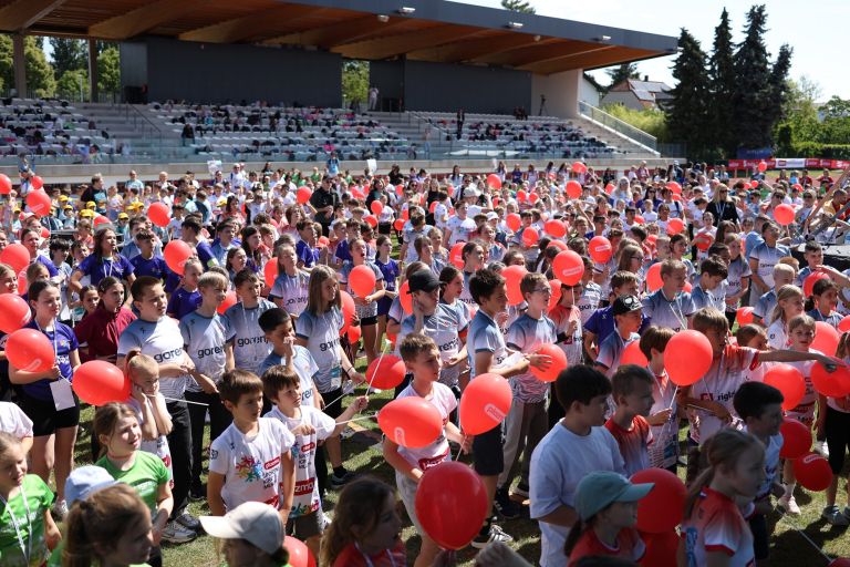 množica otrok na stadionu Poljane