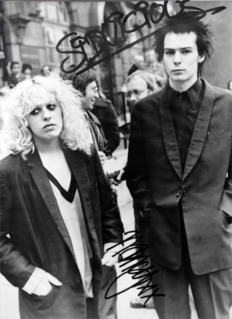Sid Vicious in Nancy Spungen, nerazdružljiv par, ki je v drogah utopil lasten razum. Njuna zvezdnišk