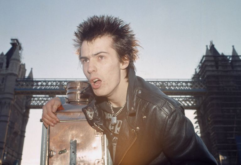Divji pogled in absolutna brezbrižnost: Sid Vicious med zloglasnim nastopom na Temzi 7. junija 1977,