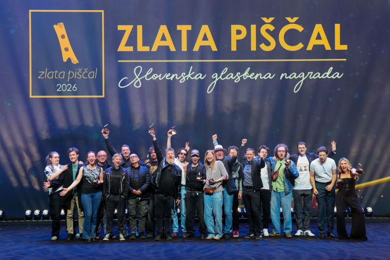Na odru so se zbrali letošnji nagrajenci glasbenih nagrad Zlata pi