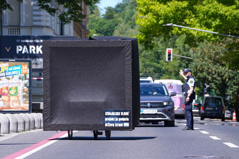 crna kocna black cube dz.jpg