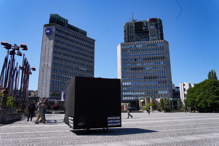 crna kocna black cube dz.jpg