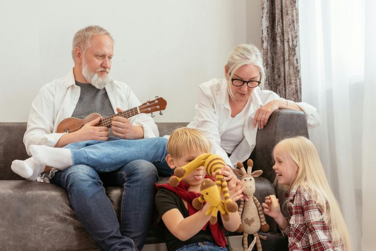 dedek in babica pazita otroke