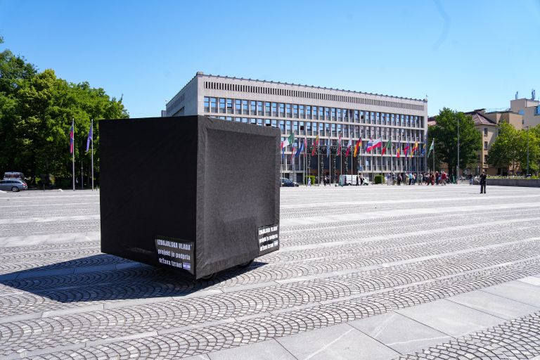 crna kocna black cube dz.jpg
