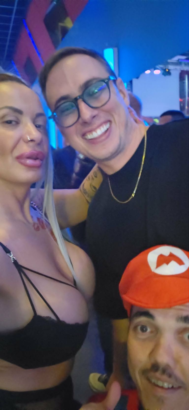 Ko na sceno stopi neponovljiva La Toya, se erotična napetost stopnjuje do vrhunca. Italijani so jo d