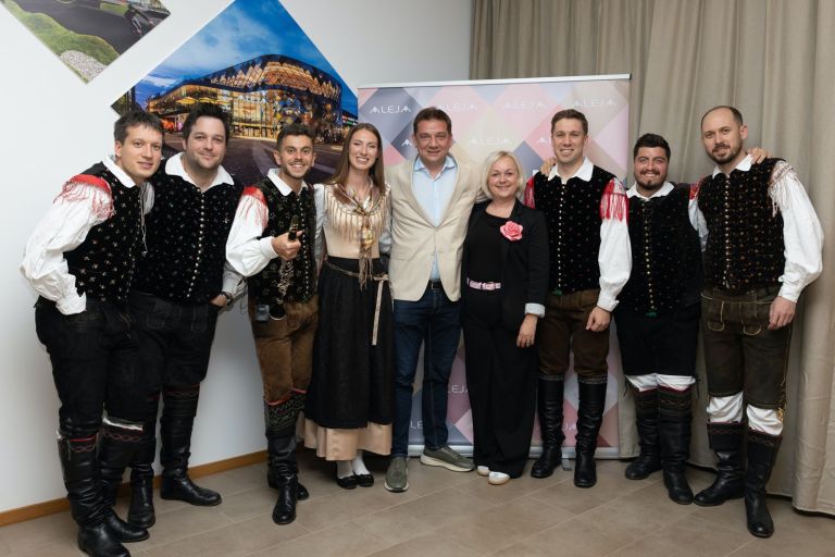 Toni Pugelj, direktor SES Slovenija, in Klavdija Miklavžin Javornik, center managerka ALEJE, z ansamblom Saša Avsenika Foto Miro Majcen.jpeg