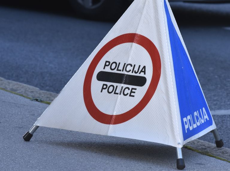 policija znak trikotnik nesreca.jpg
