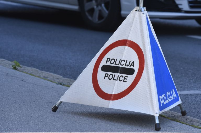 policija znak trikotnik nesreca.jpg