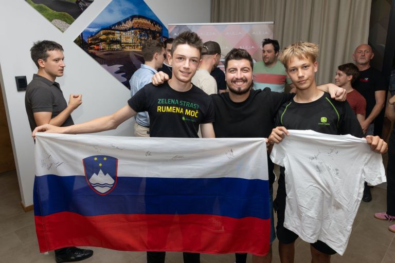 Izbrani nagrajenci so se lahko pred koncertom z ansamblom tudi fotografirali Foto Miro Majcen.jpeg