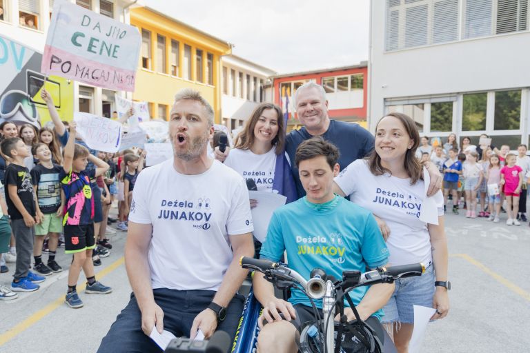 Cene Prevc, Dežela junakov