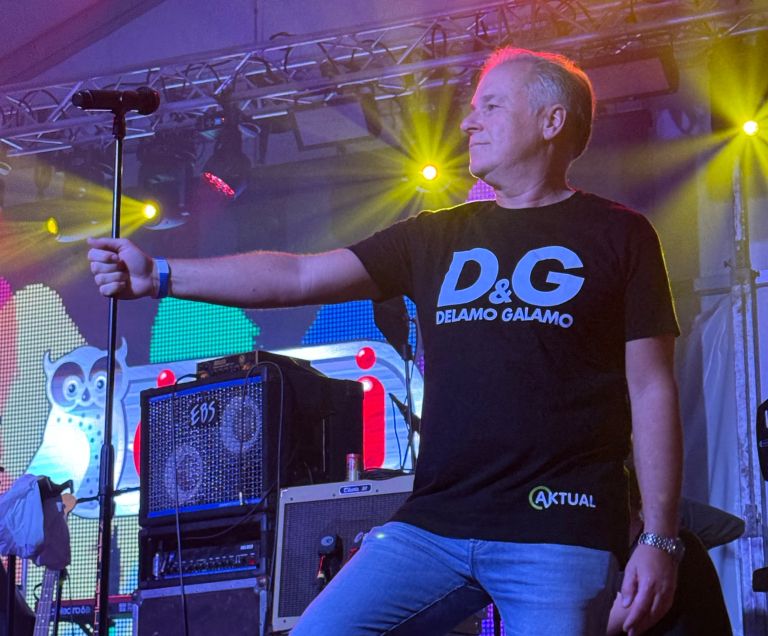 Dean on the Mike iz Aktualove Pumpe je zvest svojemu geslu »Delamo galamo« in je že pred Kikijevim nastopom pošteno ogrel Trbovlje.