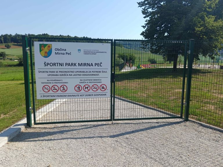 Ob obeh vhodih v športni park je tabla z zapisanimi pravili.