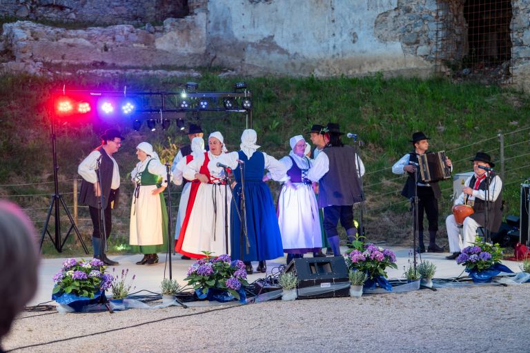 pojemo-s-kocevarji-v-prenovljenem-atriju-gradu-soteska
