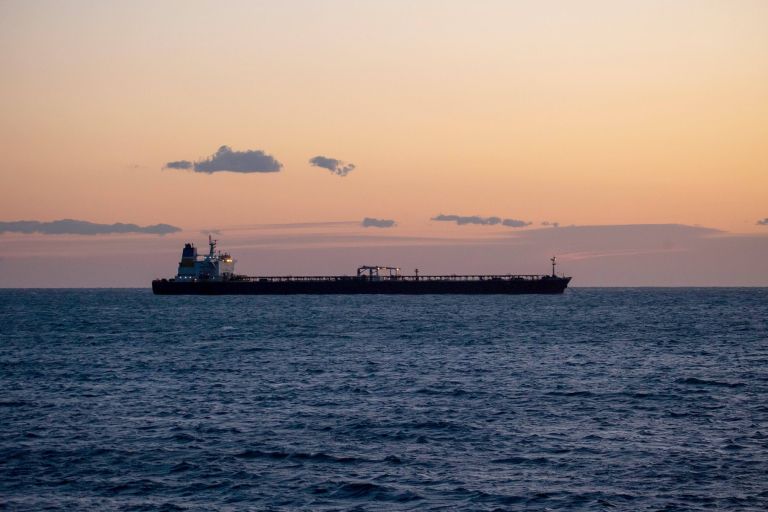 tanker, flota v senci