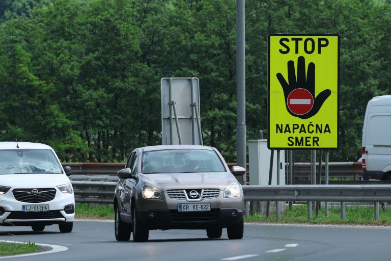 napačna smer, avtocesta, prometni znak, vidljivost