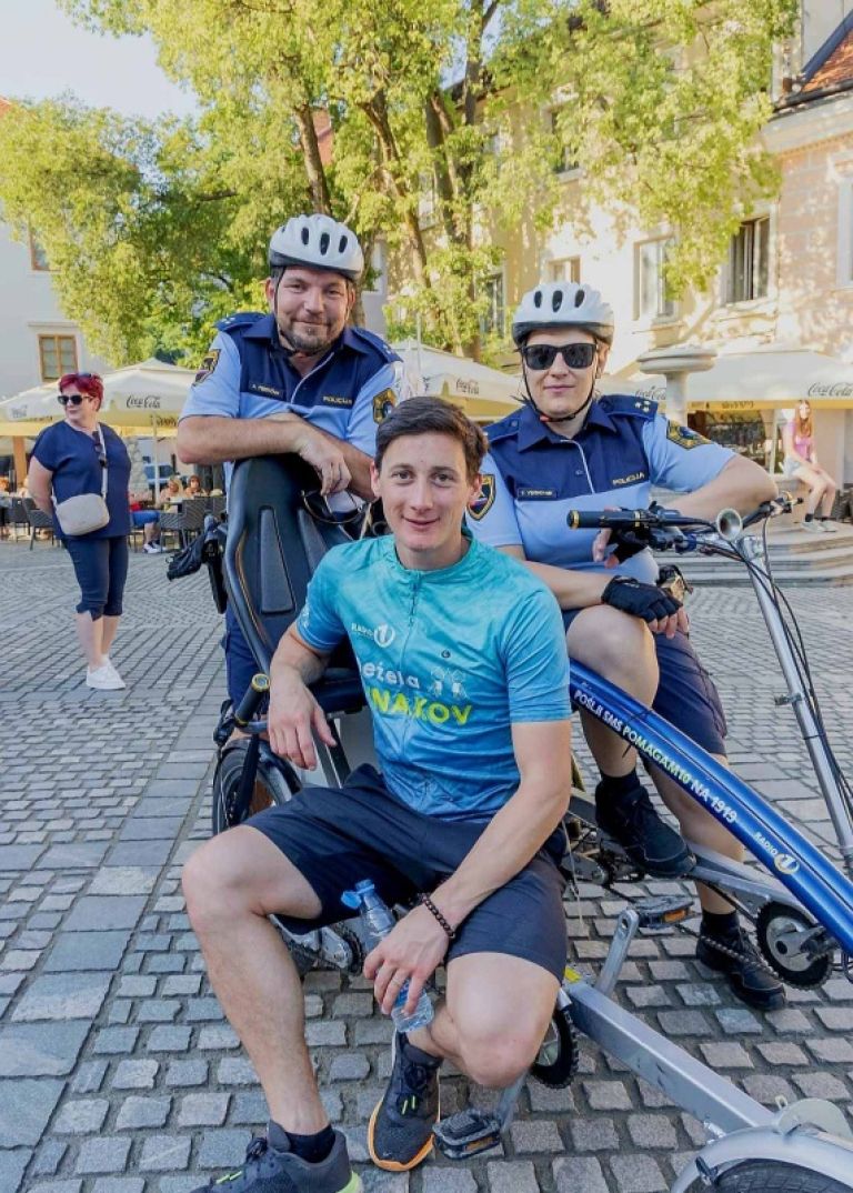 Policisti v Deželi junakov