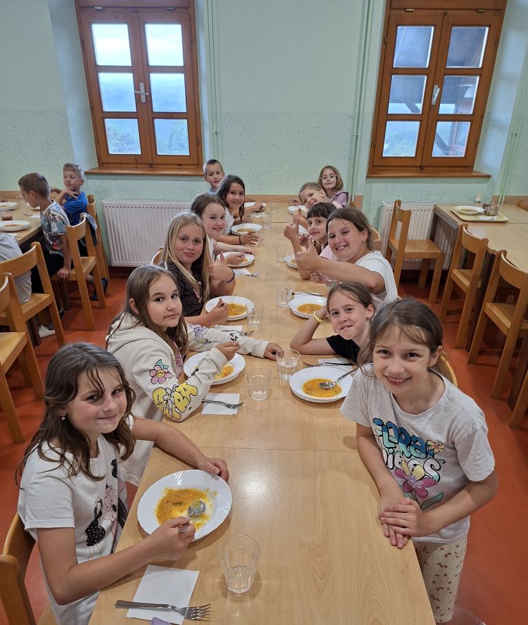Pišeški učenci uživajo v Medvedjem Brdu