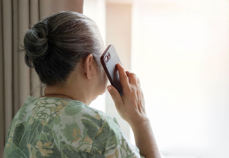 starejša ženska telefonira