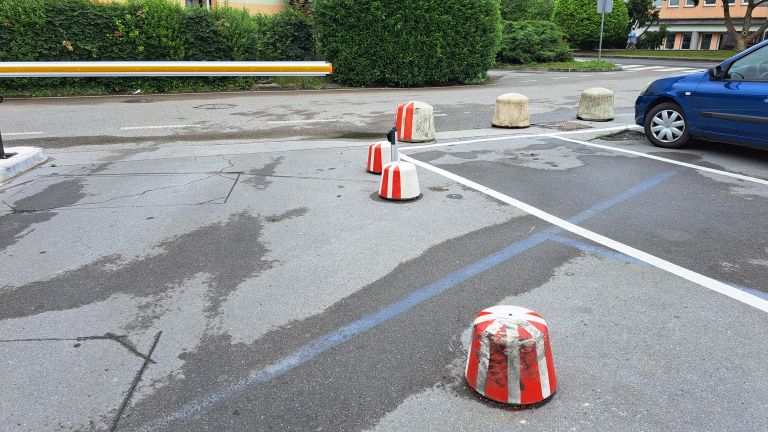 vevce, parkirisce, poskodba, mercator