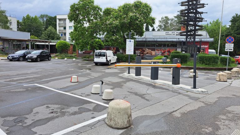vevce, parkirisce, poskodba, mercator
