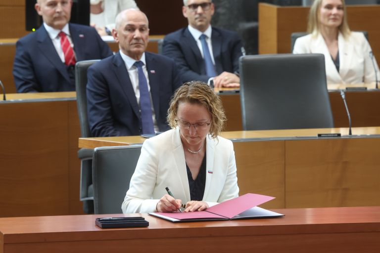 Mateja Ribič ob prisegi 16. vlade