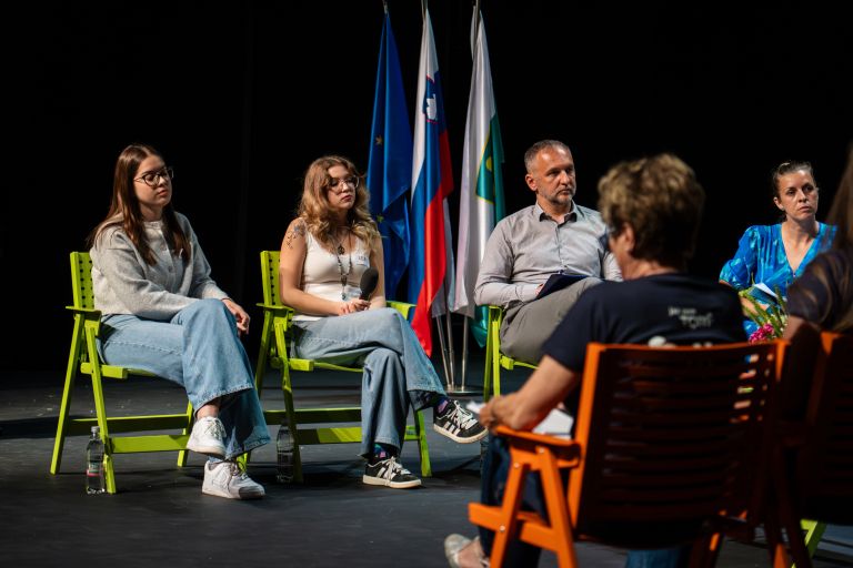 strokovni-posvet, tiha-sporočila, csd, stiske-otrok-po-telefonu