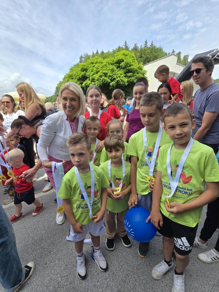 Tanja Skaza je vsakega malega tekača nagradila z medaljo, ker so prav vsi bili zmagovalci letošnjega teka.