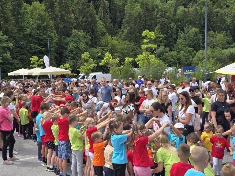 Zmagamo, ko si pomagamo. Letošnje tek je privabilo rekordno število otrok in njihovih staršev.